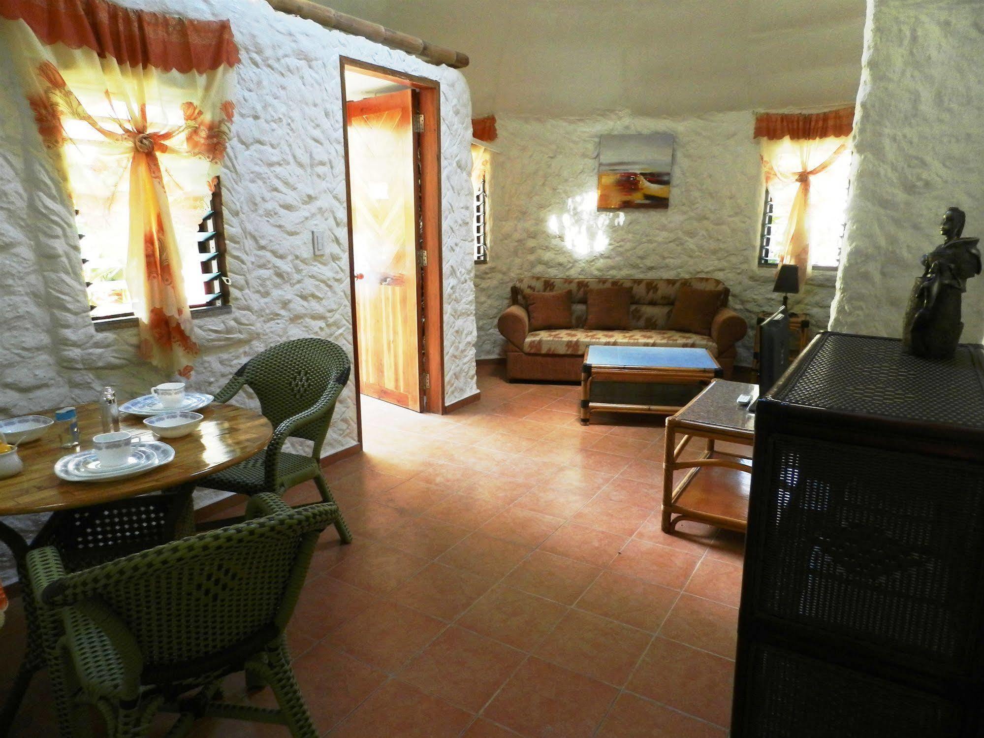 Panglao Chocolate Hills Hostel מראה חיצוני תמונה